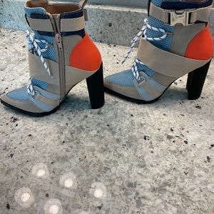 Steve Madden Illusion blue boots Sz 6